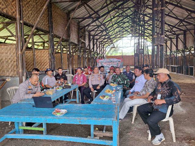 DUKUNG SWASEMBADA PANGAN, KECAMATAN SUKOHARJO BERPARTISIPASI DALAM KEGIATAN TANAM JAGUNG BERSAMA